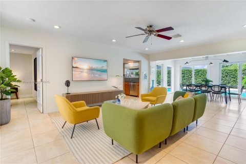 House in Hollywood, Florida 4 bedrooms, 180.97 sq.m. № 1731371 - photo 1