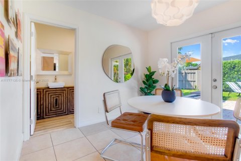 House in Hollywood, Florida 4 bedrooms, 180.97 sq.m. № 1731371 - photo 22