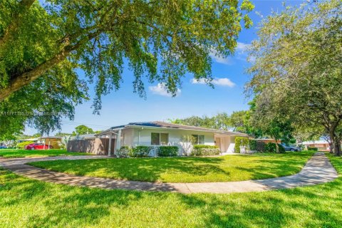 House in Hollywood, Florida 4 bedrooms, 180.97 sq.m. № 1731371 - photo 3