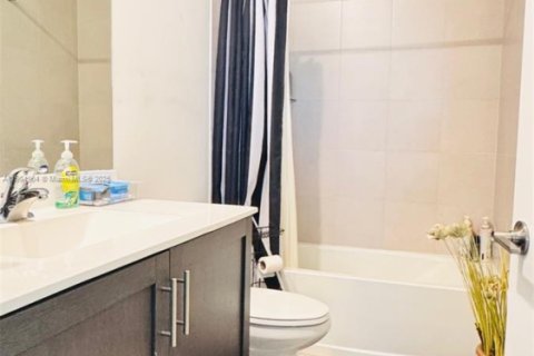 Adosado en venta en Miami, Florida, 3 dormitorios, 122.63 m2 № 1956568 - foto 7