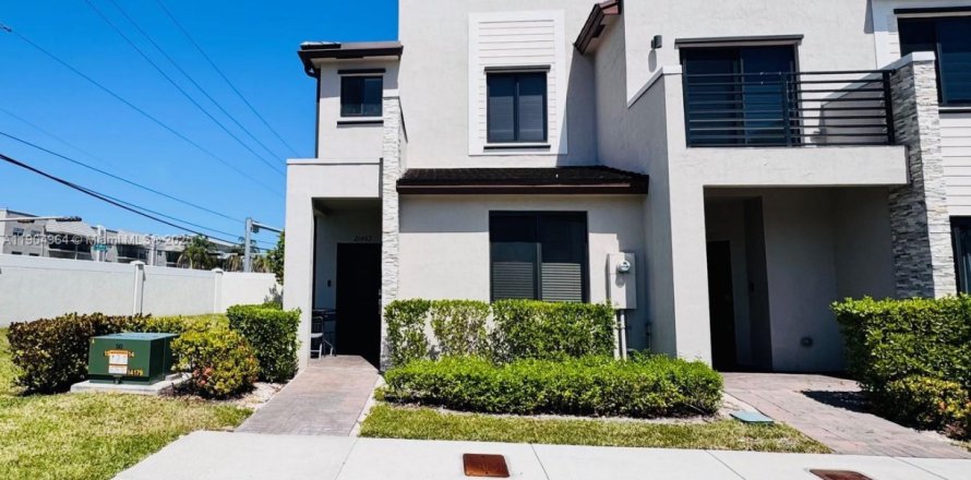 Adosado en Miami, Florida 3 dormitorios, 122.63 m2 № 1956568