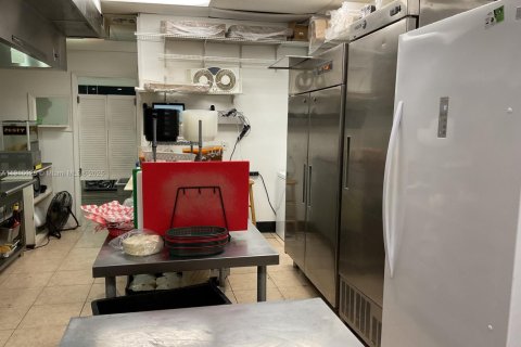 Propiedad comercial en venta en Pembroke Pines, Florida № 1970942 - foto 13