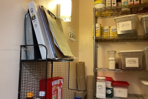 Propiedad comercial en venta en Pembroke Pines, Florida № 1970942 - foto 16