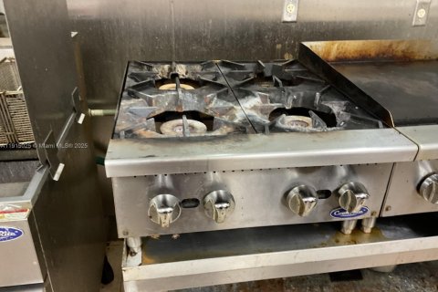 Propiedad comercial en venta en Pembroke Pines, Florida № 1970942 - foto 9