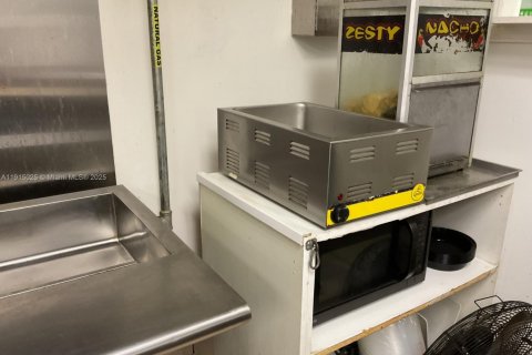 Propiedad comercial en venta en Pembroke Pines, Florida № 1970942 - foto 7