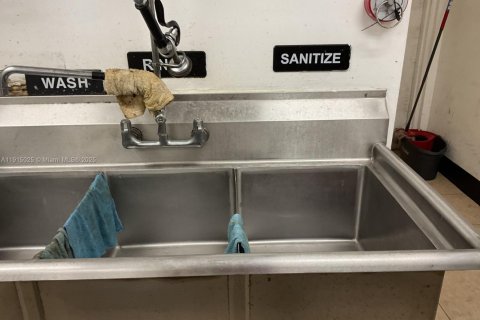 Propiedad comercial en venta en Pembroke Pines, Florida № 1970942 - foto 11