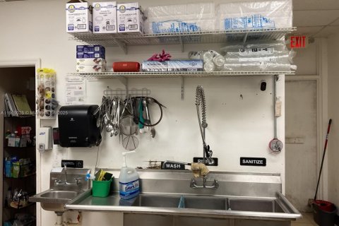 Propiedad comercial en venta en Pembroke Pines, Florida № 1970942 - foto 12