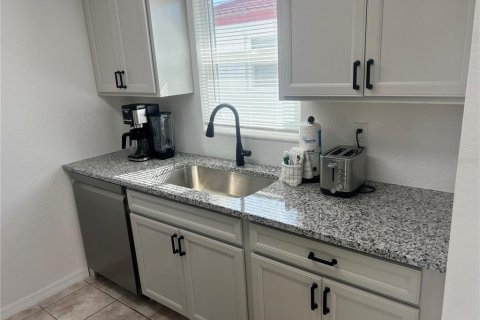 Villa ou maison à louer à Sarasota, Floride: 1 chambre, 67.63 m2 № 2125770 - photo 2
