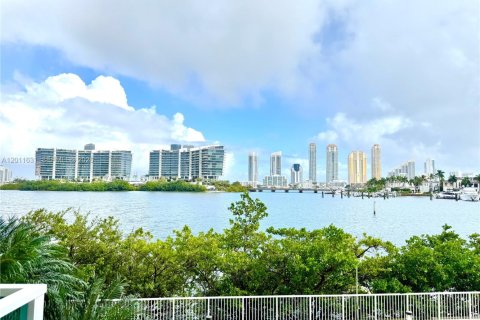 Copropriété à louer à Aventura, Floride: 2 chambres, 275.92 m2 № 2075301 - photo 29