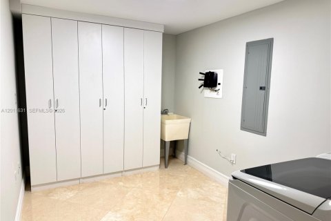 Copropriété à louer à Aventura, Floride: 2 chambres, 275.92 m2 № 2075301 - photo 24