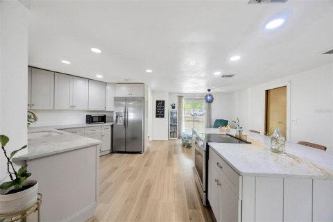 Casa en venta en Brandon, Florida, 3 dormitorios, 216.18 m2 № 1743322 - foto 9