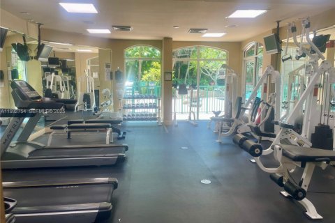 Condo in South Miami, Florida, 1 bedroom № 1991602 - photo 11