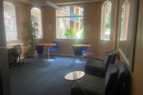 Condo in South Miami, Florida, 1 bedroom № 1991602 - photo 13