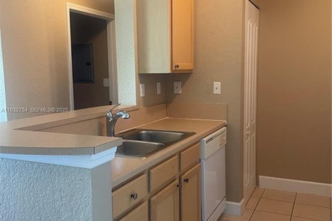 Condo in South Miami, Florida, 1 bedroom № 1991602 - photo 5