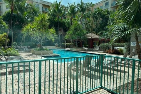 Condo in South Miami, Florida, 1 bedroom № 1991602 - photo 10