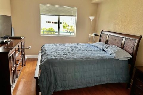 Condo in South Miami, Florida, 1 bedroom № 1991602 - photo 3