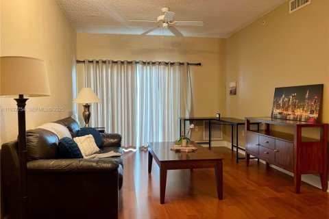 Condo in South Miami, Florida, 1 bedroom № 1991602 - photo 1