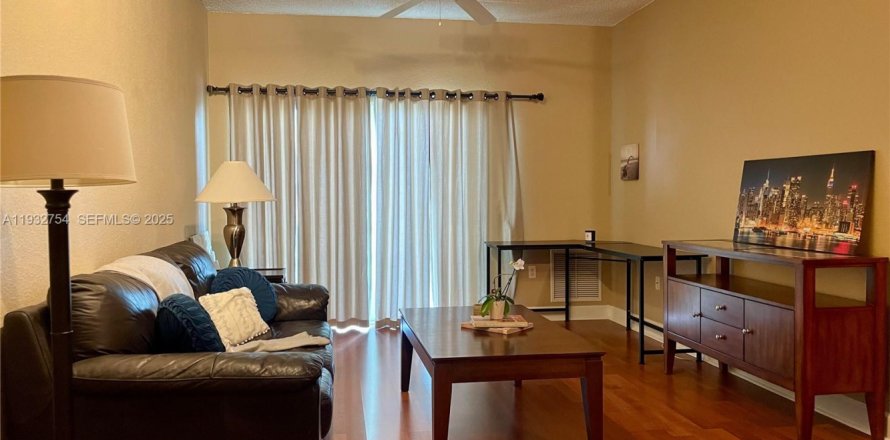 Condo in South Miami, Florida, 1 bedroom № 1991602