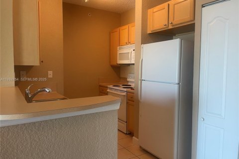 Condo in South Miami, Florida, 1 bedroom № 1991602 - photo 6