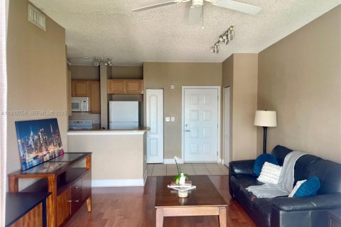 Condo in South Miami, Florida, 1 bedroom № 1991602 - photo 2