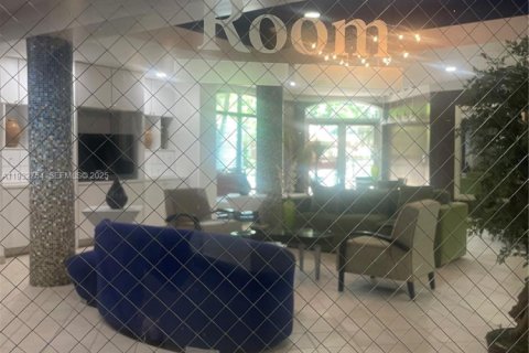 Condo in South Miami, Florida, 1 bedroom № 1991602 - photo 12