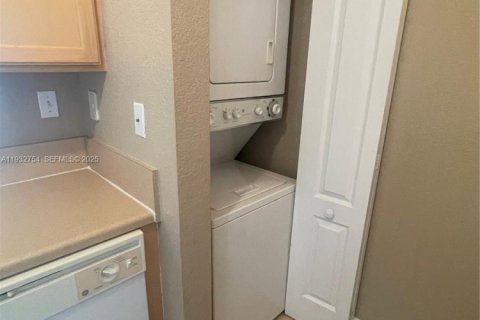 Condo in South Miami, Florida, 1 bedroom № 1991602 - photo 7