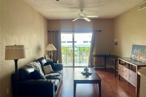 Condo in South Miami, Florida, 1 bedroom № 1991602 - photo 16