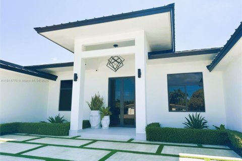 House in Miami, Florida 4 bedrooms, 270.81 sq.m. № 1766488 - photo 4