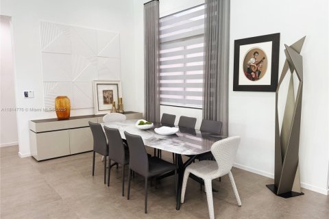 House in Miami, Florida 4 bedrooms, 270.81 sq.m. № 1766488 - photo 14
