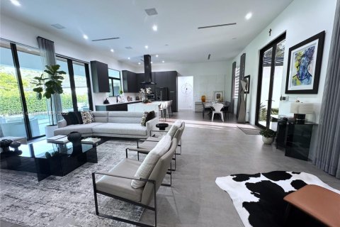 House in Miami, Florida 4 bedrooms, 270.81 sq.m. № 1766488 - photo 9