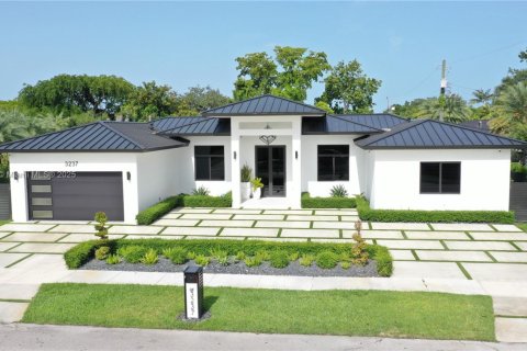 House in Miami, Florida 4 bedrooms, 270.81 sq.m. № 1766488 - photo 1