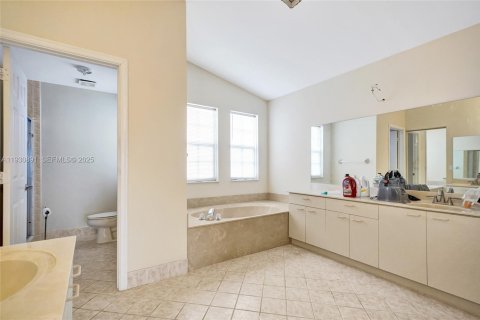 Купить виллу или дом в Пемброк-Пайнс, Флорида 4 спальни, 310.94м2, № 1991532 - фото 23