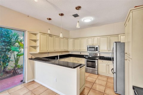 Купить виллу или дом в Пемброк-Пайнс, Флорида 4 спальни, 310.94м2, № 1991532 - фото 16