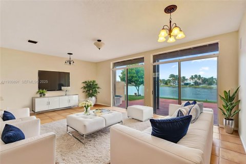 Купить виллу или дом в Пемброк-Пайнс, Флорида 4 спальни, 310.94м2, № 1991532 - фото 11