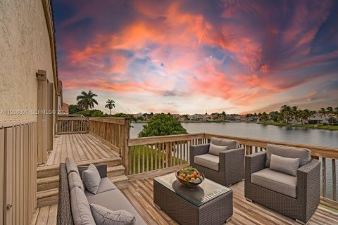 Купить виллу или дом в Пемброк-Пайнс, Флорида 4 спальни, 310.94м2, № 1991532 - фото 2