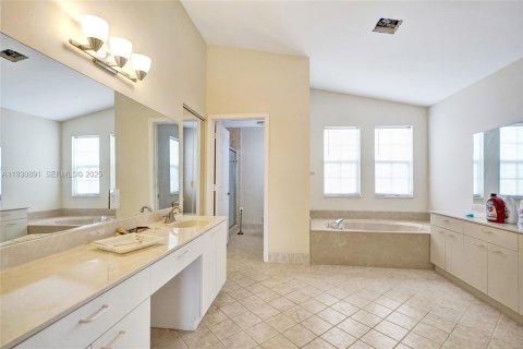 Купить виллу или дом в Пемброк-Пайнс, Флорида 4 спальни, 310.94м2, № 1991532 - фото 22