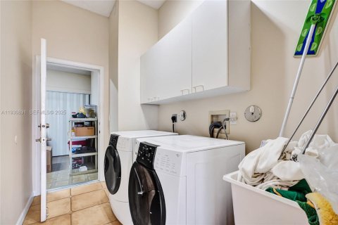 Купить виллу или дом в Пемброк-Пайнс, Флорида 4 спальни, 310.94м2, № 1991532 - фото 27