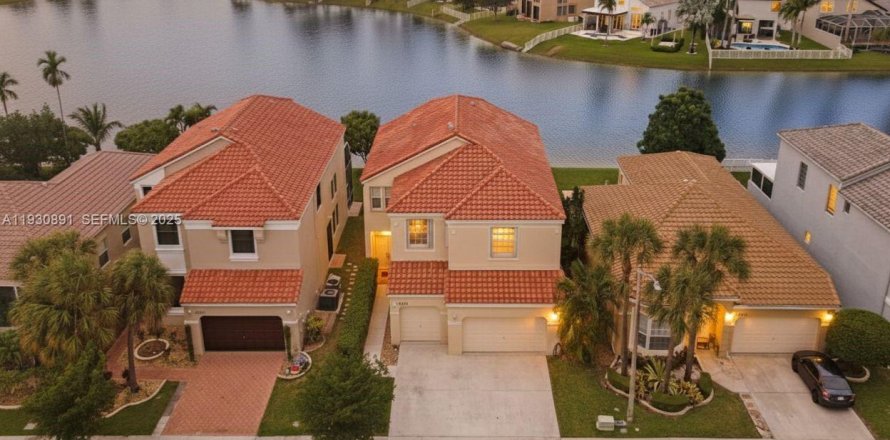 Дом в Пемброк-Пайнс, Флорида 4 спальни, 310.94м2 № 1991532