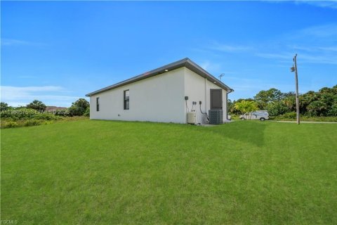 House in Lehigh Acres, Florida 3 bedrooms, 98.48 sq.m. № 2033992 - photo 25