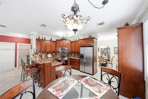 House in Miami, Florida 4 bedrooms, 220.36 sq.m. № 2010461 - photo 10