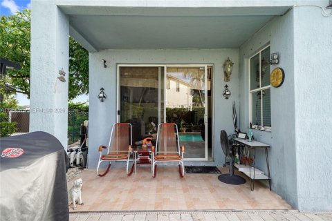 House in Miami, Florida 4 bedrooms, 220.36 sq.m. № 2010461 - photo 13