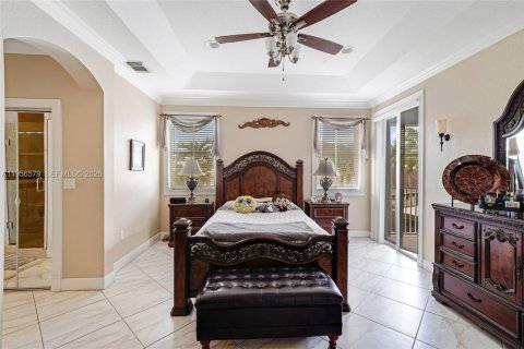 House in Miami, Florida 4 bedrooms, 220.36 sq.m. № 2010461 - photo 29