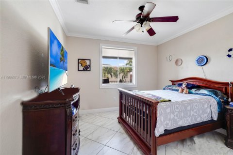 House in Miami, Florida 4 bedrooms, 220.36 sq.m. № 2010461 - photo 25