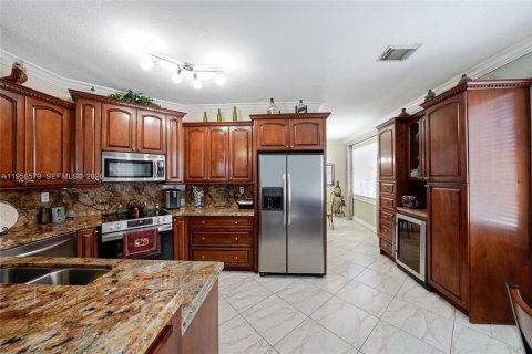 House in Miami, Florida 4 bedrooms, 220.36 sq.m. № 2010461 - photo 7