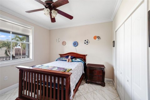 House in Miami, Florida 4 bedrooms, 220.36 sq.m. № 2010461 - photo 26