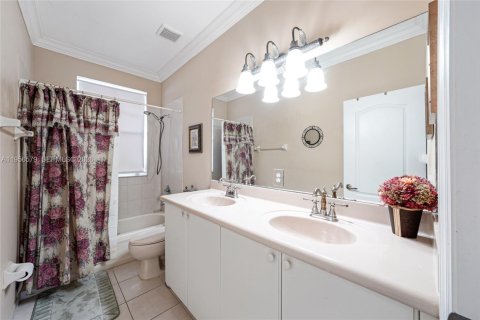 House in Miami, Florida 4 bedrooms, 220.36 sq.m. № 2010461 - photo 28