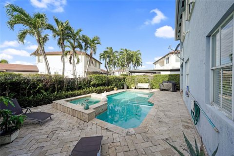 House in Miami, Florida 4 bedrooms, 220.36 sq.m. № 2010461 - photo 15