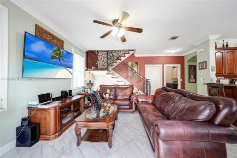 House in Miami, Florida 4 bedrooms, 220.36 sq.m. № 2010461 - photo 12