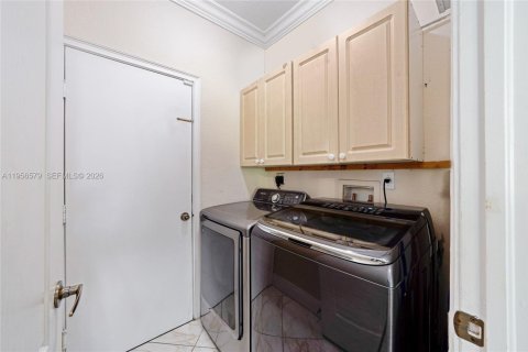 House in Miami, Florida 4 bedrooms, 220.36 sq.m. № 2010461 - photo 19