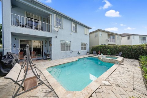 House in Miami, Florida 4 bedrooms, 220.36 sq.m. № 2010461 - photo 18